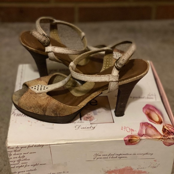 Cute Kenise Sandals - Picture 2 of 4